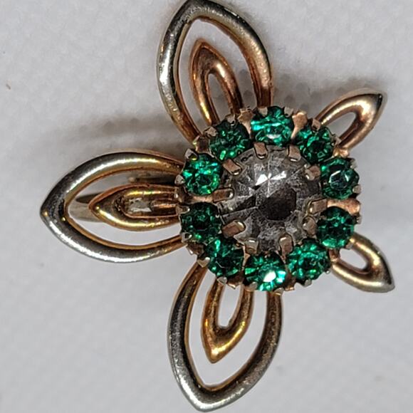 Vintage Emerald Green Rhinestone And Gold Tone Unique Flower Clip On Earrings - Picture 8 of 8